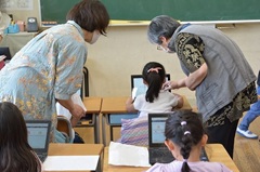 小学校の授業をサポートするPCボランティア