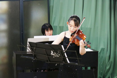 Mami Mari演奏シーンの写真